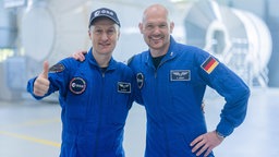 Alexander Gerst (r) und Matthias Maurer in blauen Raumfahrtanzügen