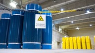 Auf einem Schild in einer Halle des Zwischenlagers für Atommüll in Ahaus steht: Kontrollbereich - Vorsicht Strahlung