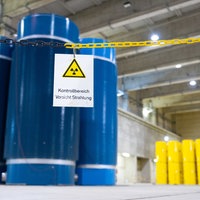 Auf einem Schild in einer Halle des Zwischenlagers für Atommüll in Ahaus steht: Kontrollbereich - Vorsicht Strahlung