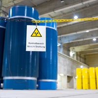 gelbe und blaue Castor-Behälter in einer Halle