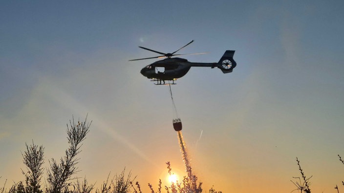 Ein Hubschrauber bei einem Feuerwehreinsatz in Attendorn