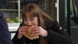 Heidi Reichinnek isst einen Gemüse-Döner