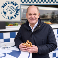 Olaf Scholz mit einem Döner 