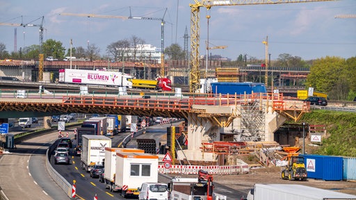 Stau am Autobahnkreuz Duisburg-Kaiserberg