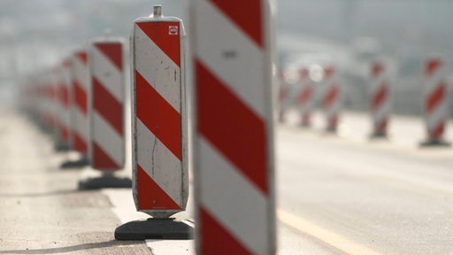 Rot-weiße Warnbaken an einer Autobahnbaustelle