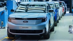 Ford-Elektroautos stehen beim Produktionsstart in der Halle