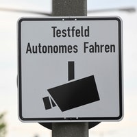 Ein Straßenschild, auf dem steht: "Testfeld Autonomes Fahren"