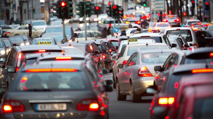 Autos stauen sich auf einer Straße in Düsseldorf
