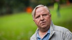 Axel Prahl steht am Set vom Münster Tatort