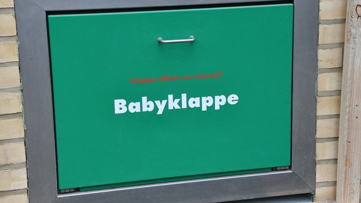 Grüne Babyklappe am St. Josefs-Krankenhaus in Berlin
