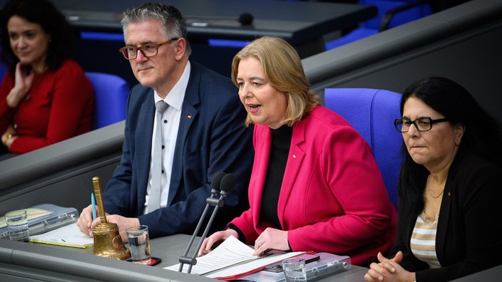 Bärbel Bas eröffnet die 213. Plenarsitzung der 20. Legislaturperiode im Deutschen Bundestag als Bundestagspräsidentin