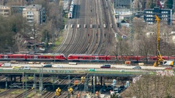 8-spurige Bahnstrecke am Autobahnkreuz Kaiserberg