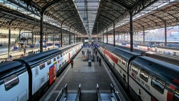 Bahnsteig mit Zügen der Schweizer Bundesbahn SBB