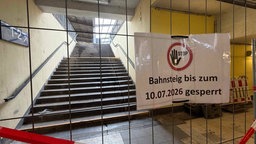 Vor einer Treppe am Bahnhof Wuppertal-Barmen hängt das Schild "Bahnsteig bis zum 10.07.2026 gesperrt"