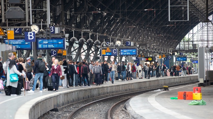 Menschenmassen am Hauptbahnhof Köln