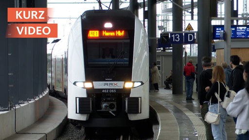 Der Zug RE1 fährt in den Duisburger Hauptbahnhof ein 