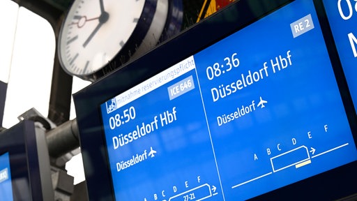 Duisburg: Die Anzeigetafel im Hauptbahnhof weist auf einen Zug nach Düsseldorf Hauptbahnhof hin