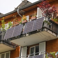 Solarkraftwerke für sogenannte Balkonkraftwerke hängen an einem Balkon