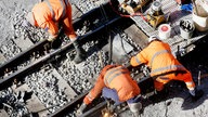 Ein Bautrupp der Bahn repariert auf der Strecke