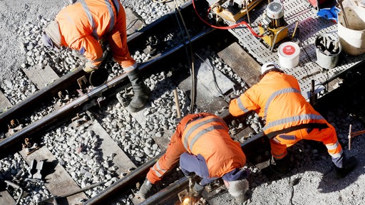 Ein Bautrupp der Bahn repariert auf der Strecke