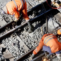 Ein Bautrupp der Bahn repariert auf der Strecke