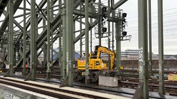 Gelbes Baufahrzeug auf den Gleisen des Kölner Hauptbahnhofs