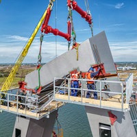 Luftaufnahme von der Montage des Abschlusselementes des ersten Pylons der Leverkusener Rheinbrücke.