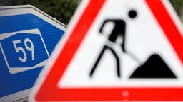 Fotomontage: A59-Schild vor Baustellenschild
