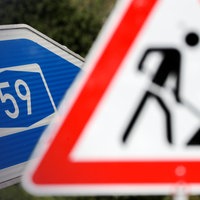 Fotomontage: A59-Schild vor Baustellenschild