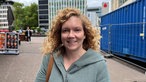 Einzelaufnahme einer Person die in einer Straße steht. 