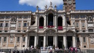 Der Sarg von Papst Franziskus wurde mit dem Papamobil zur Santa Maria Maggiore gefahren