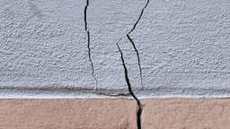 Risse an Hauswand (Symbolbild)