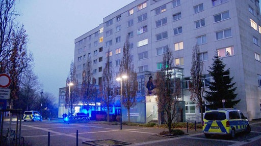 Fahrzeuge und Beamte der Polizei stehen vor einem Gebäude in Bergkamen