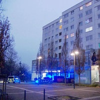 Fahrzeuge und Beamte der Polizei stehen vor einem Gebäude in Bergkamen