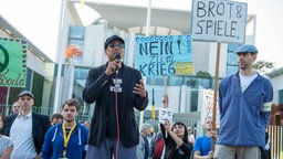 Berlin Rechte Mahnwache Montagsdemo 2014 vor dem Kanzleramt