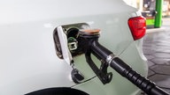 Nahaufnahme vom Betanken eines Autos mit Diesel