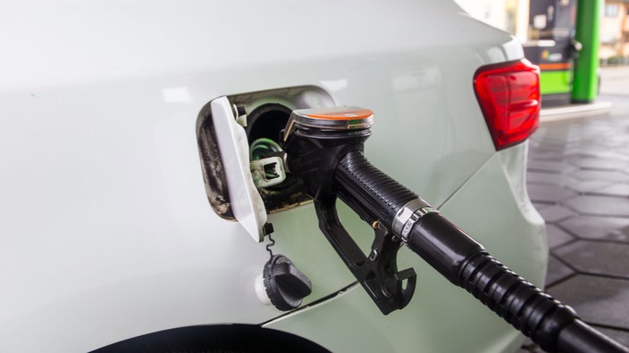 Nahaufnahme vom Betanken eines Autos mit Diesel