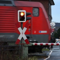 Ein Güterzug fährt in Mehrhoog über eine Bahnkreuzung.
