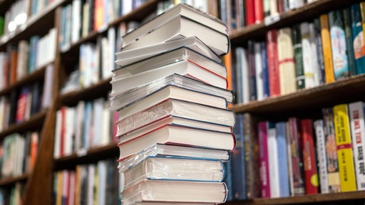Ein Bücherturm in einer Bibliothek