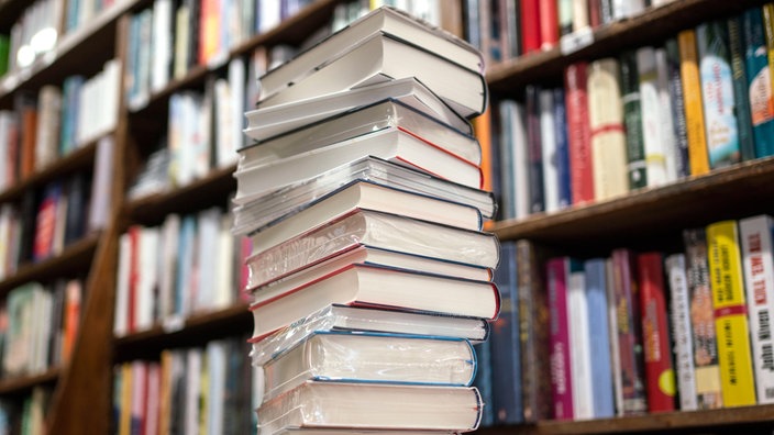 Ein Bücherturm in einer Bibliothek