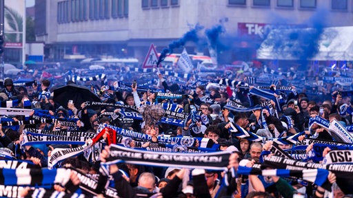 Bielefeld Fans schauen das DFB-Pokalfinale auf dem Jahnplatz, Bielefeld beim Public Viewing
