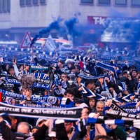 Bielefeld Fans schauen das DFB-Pokalfinale auf dem Jahnplatz, Bielefeld beim Public Viewing