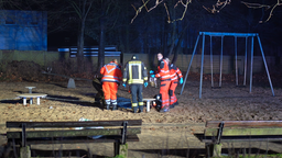 Rettungskräfte stehen auf einem Spielplatz in Bielefeld nach einem tödlichem Unfall durch Pyrotechnik.