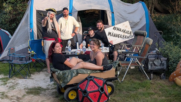 Freundesgruppe "Haarige Männerbrust" im Gamescom-Camp