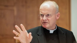 Bischof Franz-Josef Overbeck hält eine Rede