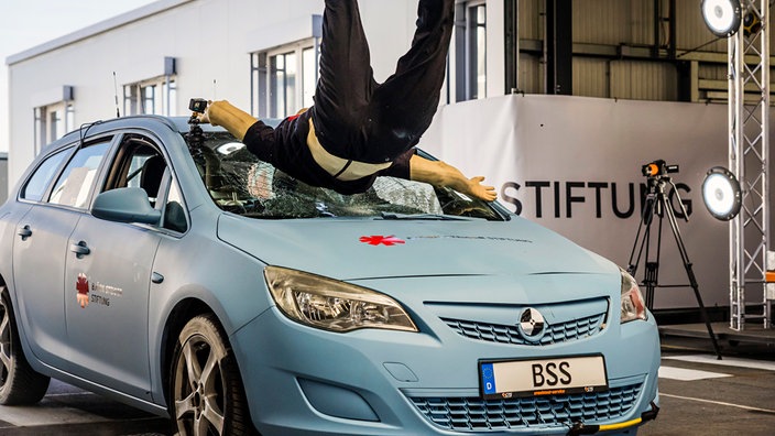 Im Crashversuch der Björn Steiger Stiftung wird ein Frontalunfall mit Dummy und einem PKW durchgeführt.