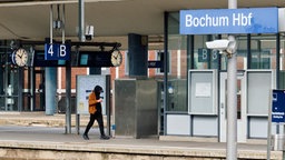Ein Bahnreisender geht über einen leeren Bahnsteig am Hauptbahnhof.