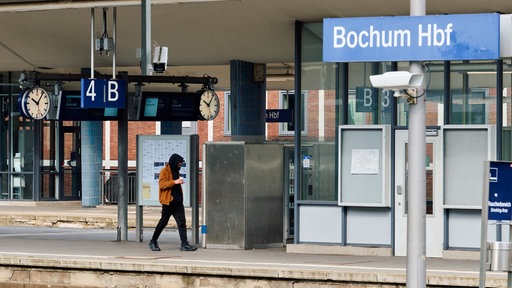 Ein Bahnreisender geht über einen leeren Bahnsteig am Hauptbahnhof.