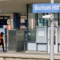 Ein Bahnreisender geht über einen leeren Bahnsteig am Hauptbahnhof.