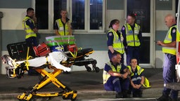 Mehrere Rettungskräfte stehen am Bondi Beach
